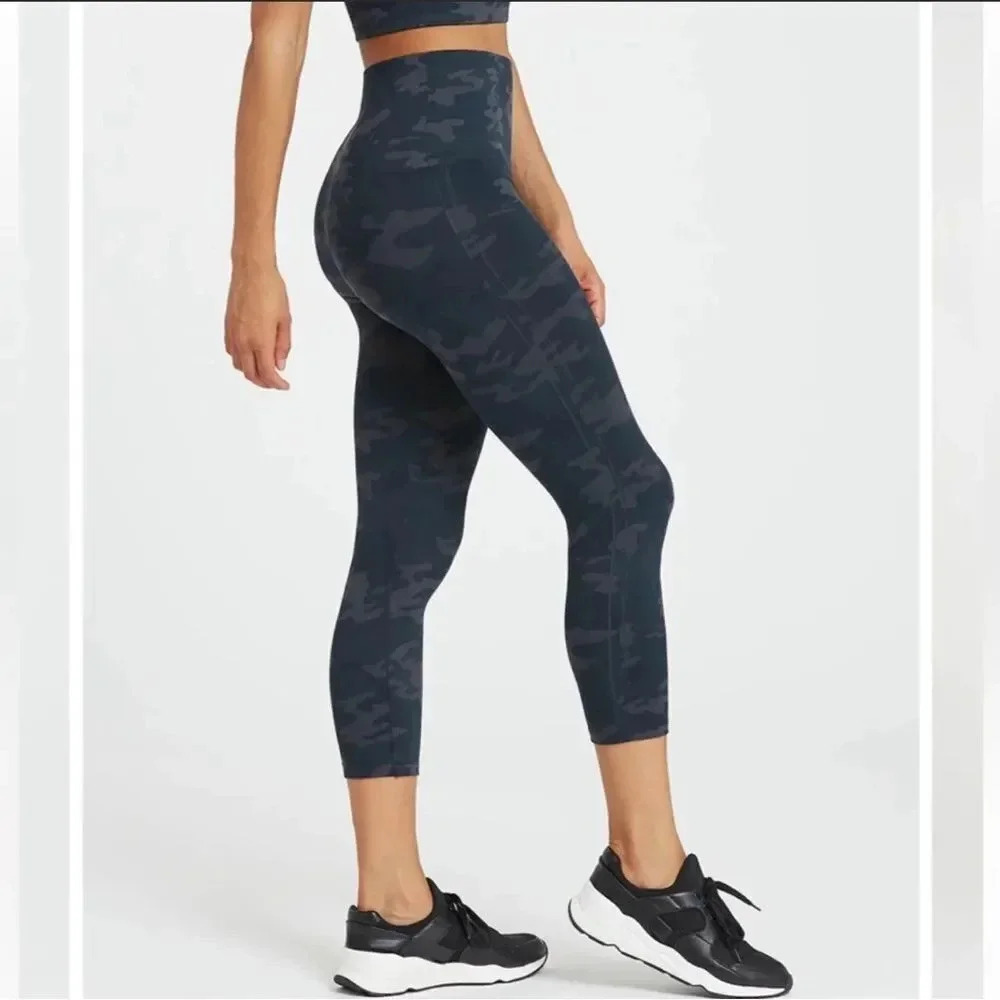 SPANX Look At Me Now Seamless Cropped Capri Camo Leggings Large